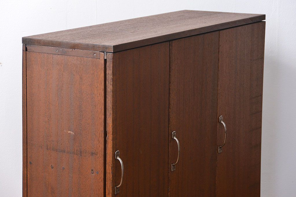レトロ家具　昭和レトロ 古い木の三枚扉 脚付き収納棚(2)(本棚、書棚、サイドボード)