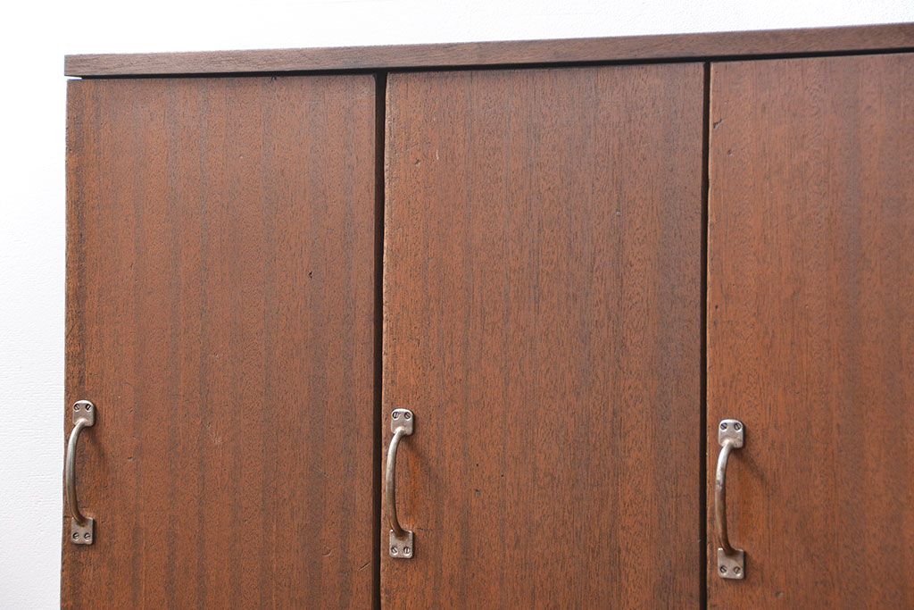 レトロ家具　昭和レトロ 古い木の三枚扉 脚付き収納棚(2)(本棚、書棚、サイドボード)