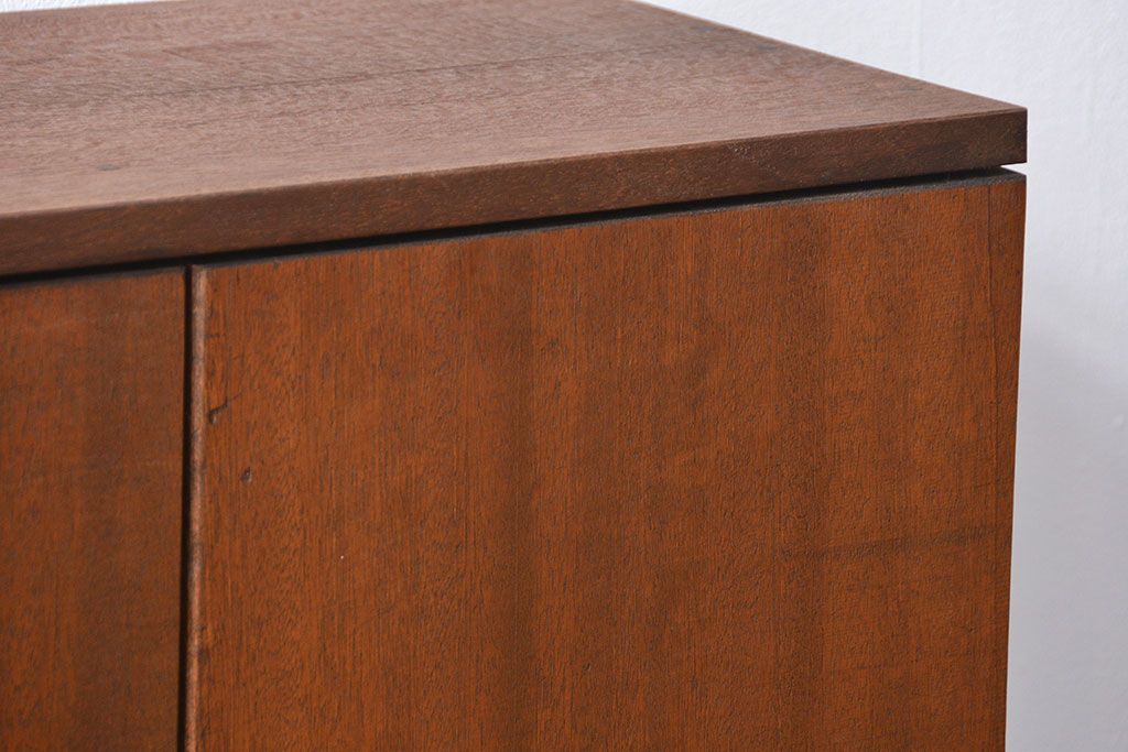 レトロ家具　昭和レトロ 古い木の三枚扉 脚付き収納棚(2)(本棚、書棚、サイドボード)