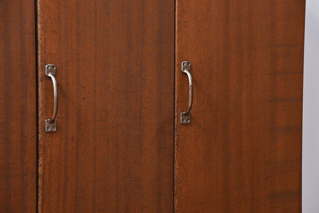 レトロ家具　昭和レトロ 古い木の三枚扉 脚付き収納棚(2)(本棚、書棚、サイドボード)