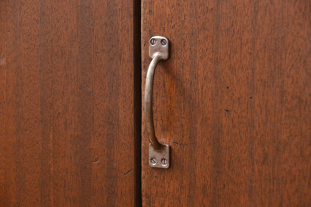 レトロ家具　昭和レトロ 古い木の三枚扉 脚付き収納棚(2)(本棚、書棚、サイドボード)