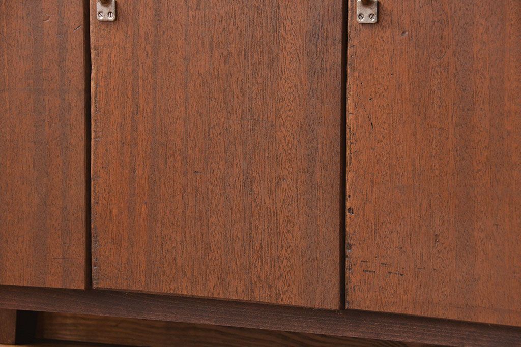 レトロ家具　昭和レトロ 古い木の三枚扉 脚付き収納棚(2)(本棚、書棚、サイドボード)