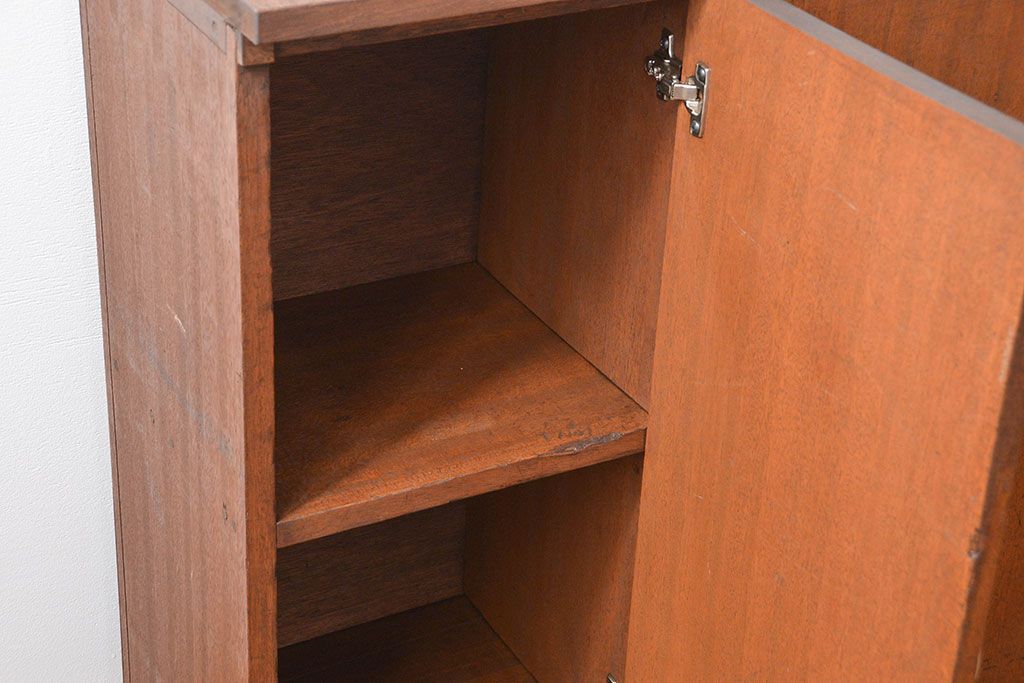 レトロ家具　昭和レトロ 古い木の三枚扉 脚付き収納棚(2)(本棚、書棚、サイドボード)