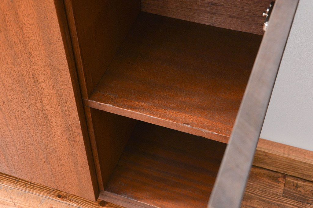 レトロ家具　昭和レトロ 古い木の三枚扉 脚付き収納棚(2)(本棚、書棚、サイドボード)