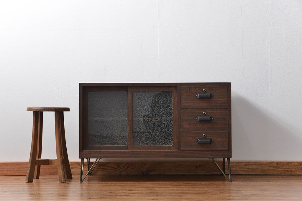レトロ家具　昭和レトロ 鉄脚付き 結霜ガラス引き戸のローボード(収納棚・テレビボード)