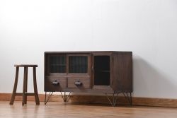 アンティーク家具　アンティーク モールガラスとクリアガラスの鉄脚付きローボード(収納棚/TVボード/テレビボード)
