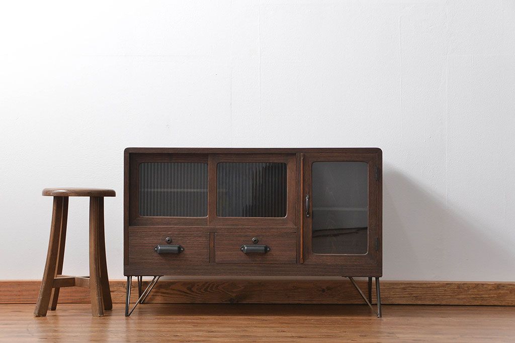 アンティーク家具　アンティーク モールガラスとクリアガラスの鉄脚付きローボード(収納棚/TVボード/テレビボード)
