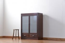 アンティーク家具　アンティーク すりガラス入りのシンプルで大振りな観音開き収納棚(本棚/本箱)