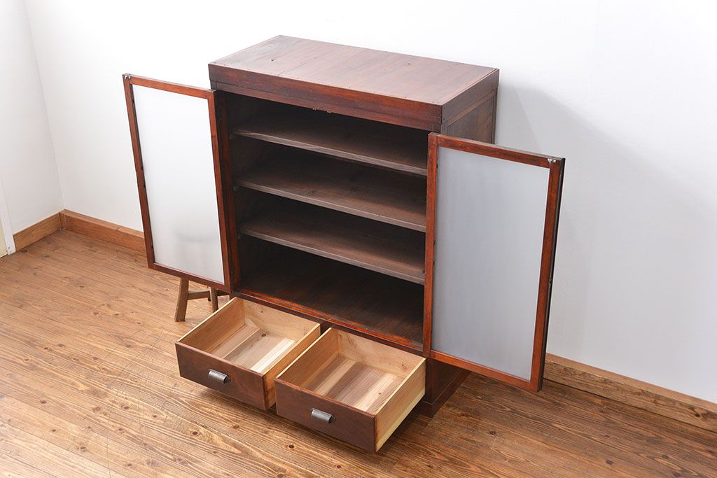 アンティーク家具　アンティーク すりガラス入りのシンプルで大振りな観音開き収納棚(本棚/本箱)