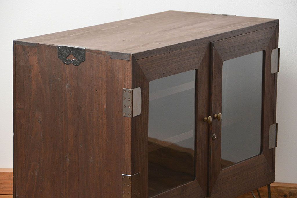 アンティーク家具　アンティーク 観音開き扉のシンプルな鉄脚付き収納棚(飾り棚、ローボード)