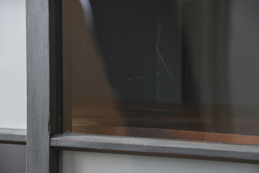 アンティーク家具　アンティーク 市松模様のガラス引き戸、シックなアンティークペイントの大きな二段重ね収納棚(キャビネット、飾り棚、食器棚、ガラスケース)