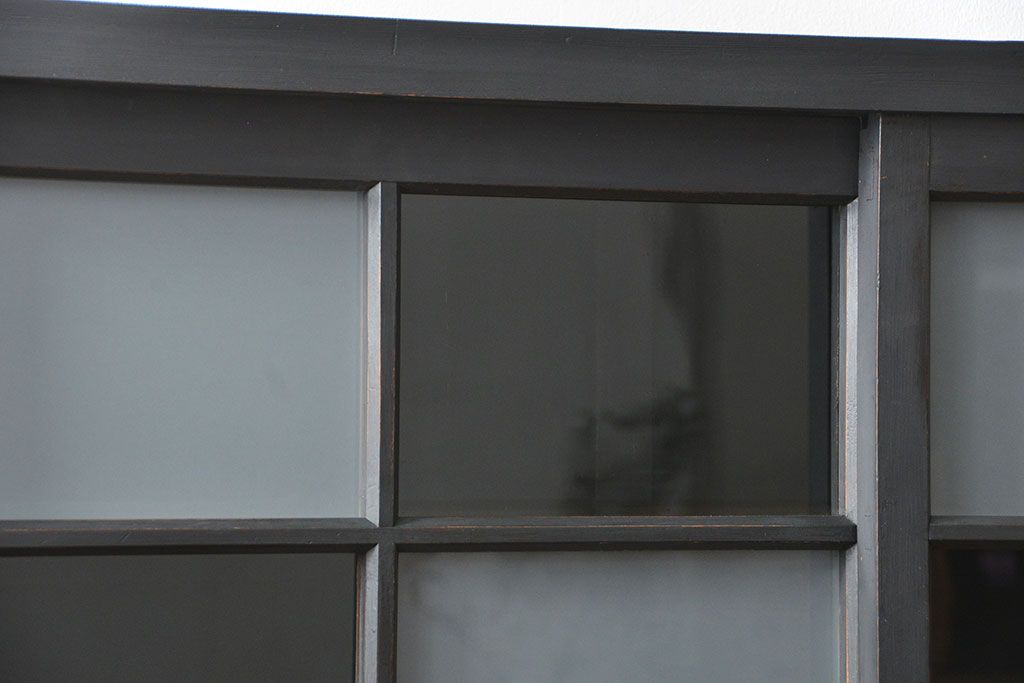 アンティーク家具　アンティーク 市松模様のガラス引き戸、シックなアンティークペイントの大きな二段重ね収納棚(キャビネット、飾り棚、食器棚、ガラスケース)
