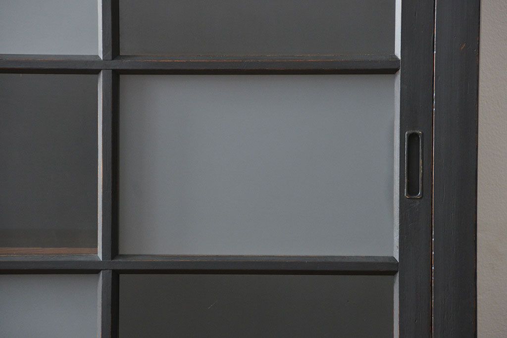 アンティーク家具　アンティーク 市松模様のガラス引き戸、シックなアンティークペイントの大きな二段重ね収納棚(キャビネット、飾り棚、食器棚、ガラスケース)