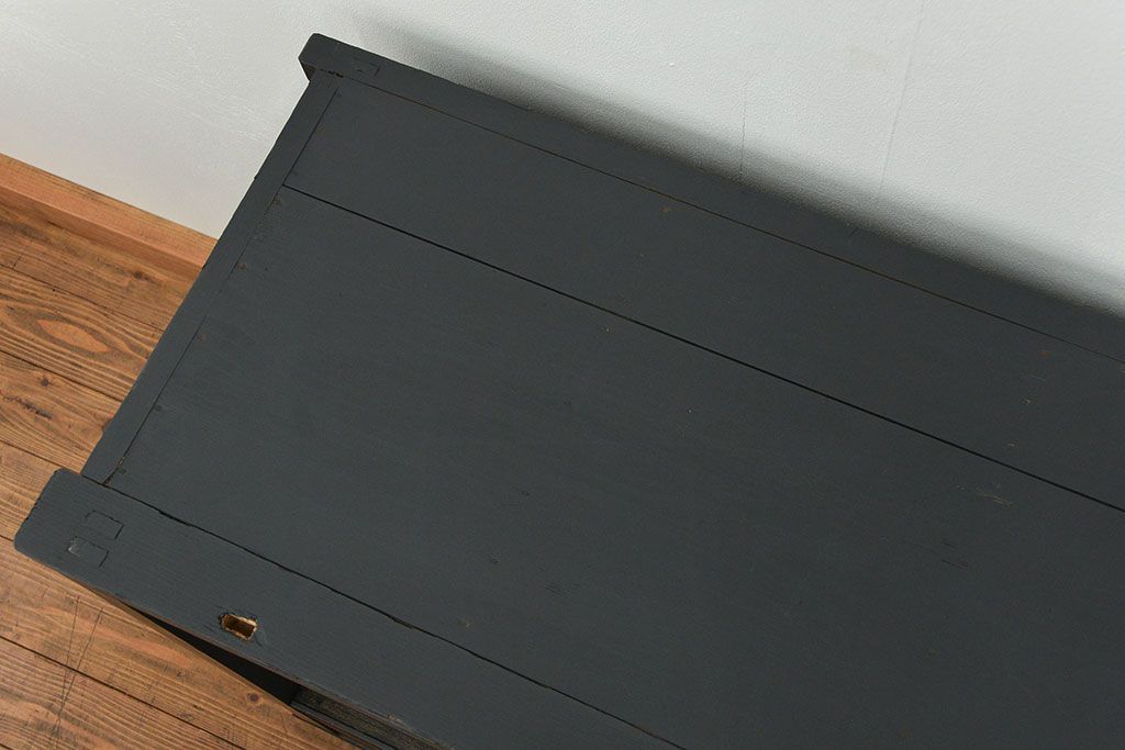 アンティーク家具　アンティーク 市松模様のガラス引き戸、シックなアンティークペイントの大きな二段重ね収納棚(キャビネット、飾り棚、食器棚、ガラスケース)