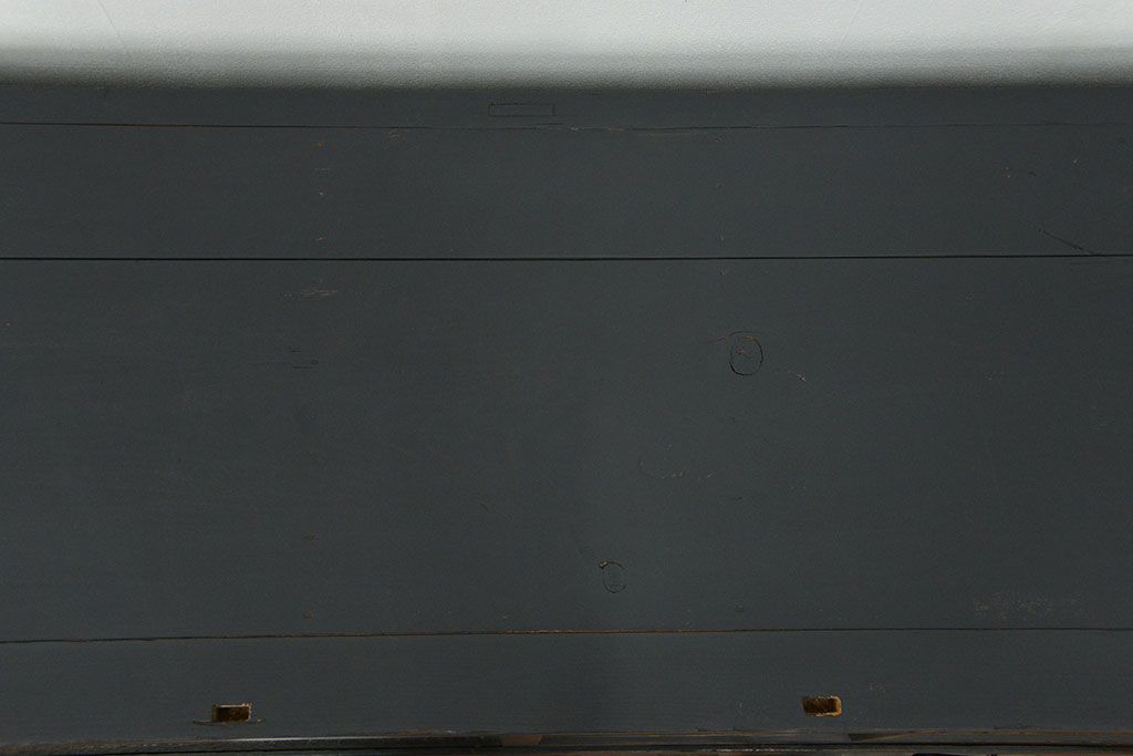 アンティーク家具　アンティーク 市松模様のガラス引き戸、シックなアンティークペイントの大きな二段重ね収納棚(キャビネット、飾り棚、食器棚、ガラスケース)