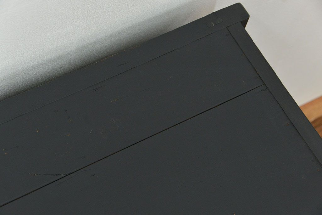 アンティーク家具　アンティーク 市松模様のガラス引き戸、シックなアンティークペイントの大きな二段重ね収納棚(キャビネット、飾り棚、食器棚、ガラスケース)