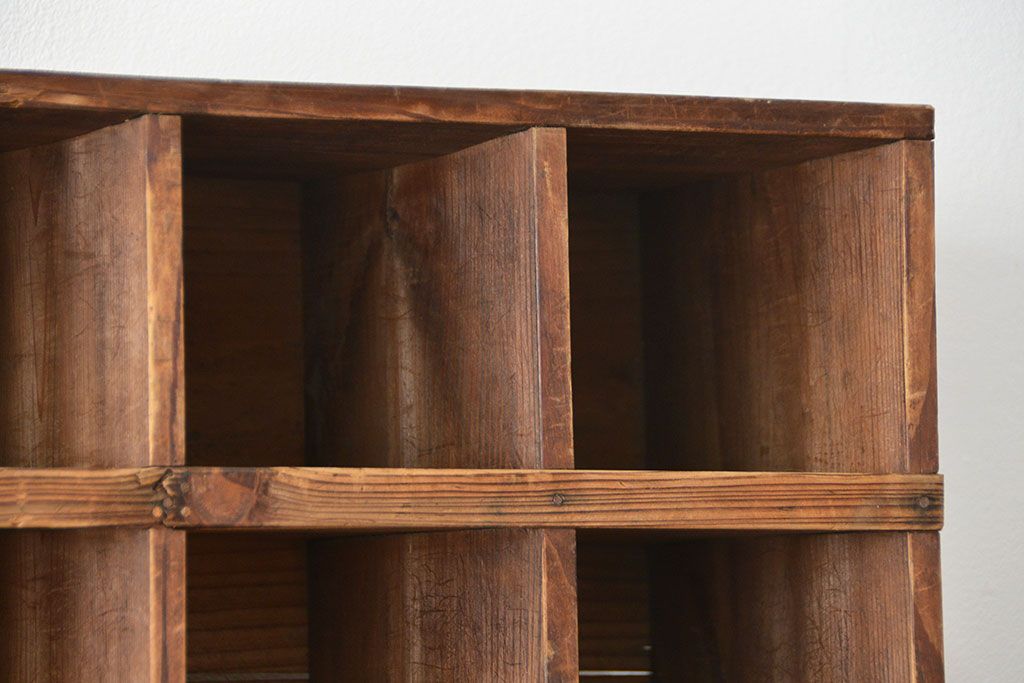 アンティーク家具　インダストリアル　古い工場で使われたマス目棚(部品棚・飾り棚)(1)