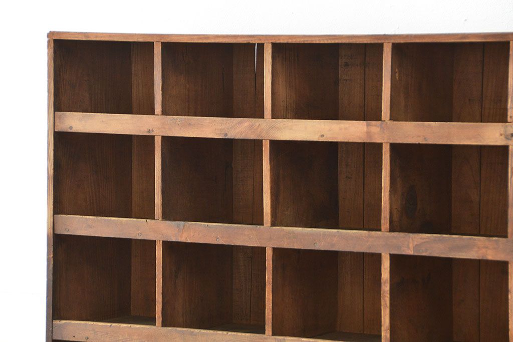アンティーク家具　インダストリアル　古い工場で使われたマス目棚(収納棚、部品棚、飾り棚)(2)