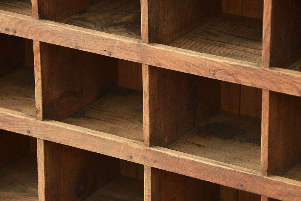 アンティーク家具　インダストリアル　古い工場で使われたマス目棚(収納棚、部品棚、飾り棚)(2)