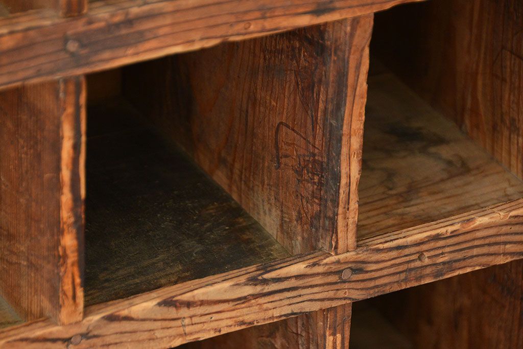 アンティーク家具　インダストリアル　古い工場で使われたマス目棚(収納棚、部品棚、飾り棚)(3)