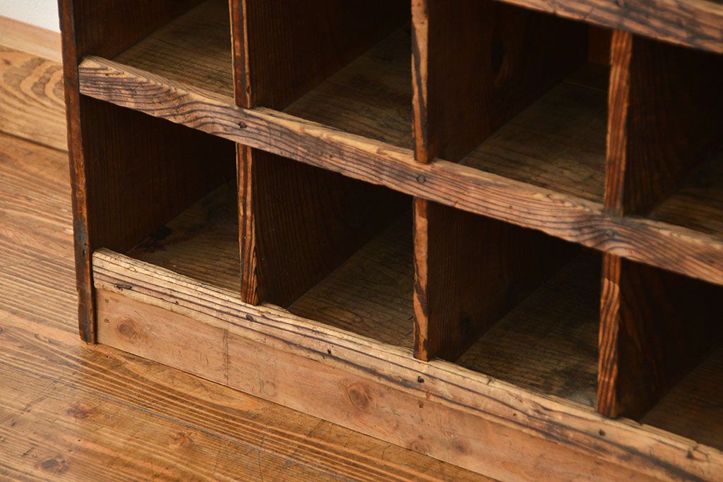 アンティーク家具　インダストリアル　古い工場で使われたマス目棚(収納棚、部品棚、飾り棚)(3)