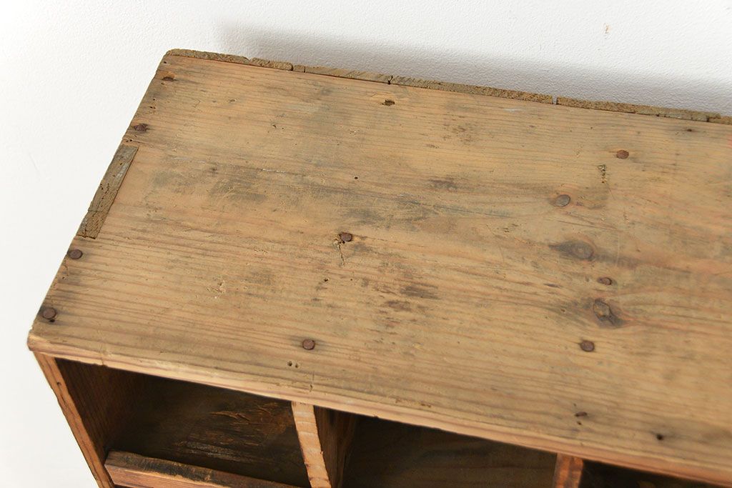 アンティーク家具　インダストリアル　古い工場の使い込まれたマス目棚(部品棚・飾り棚)(1)