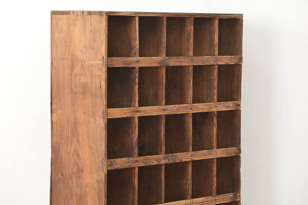 アンティーク家具　インダストリアル　古い工場の使い込まれたマス目棚(部品棚・飾り棚)(1)
