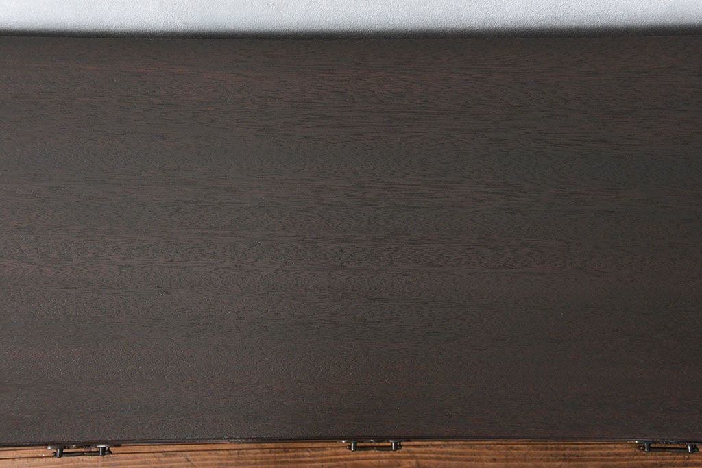 アンティーク家具　アンティーク 前面縞黒檀のダイヤガラス横長ローボード(鉄脚付き)(時代箪笥、収納棚)