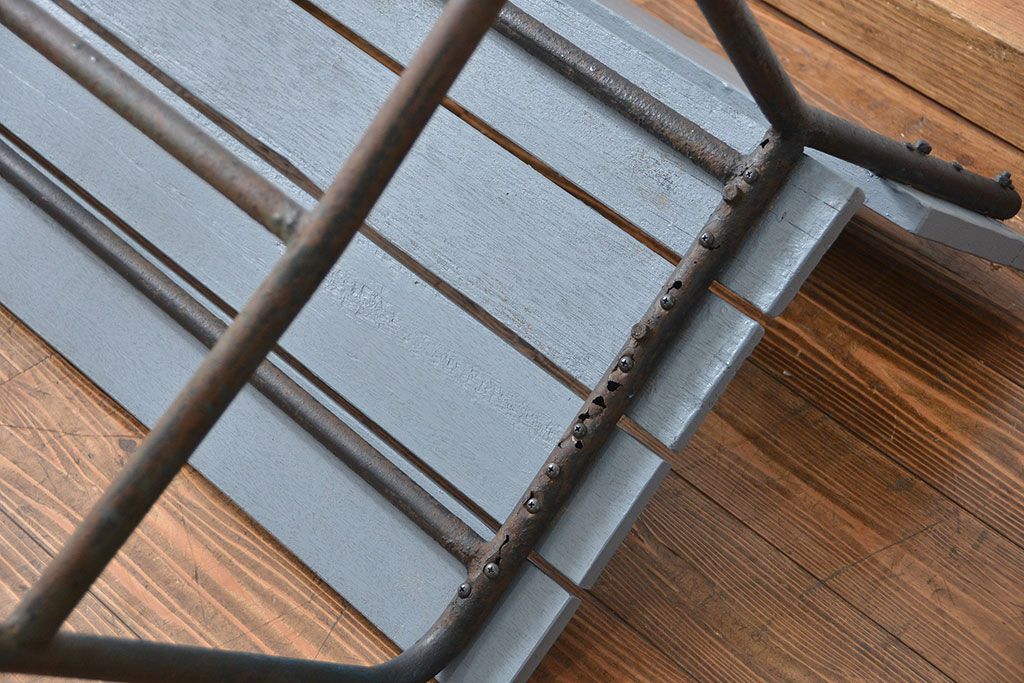 レトロ家具　昭和レトロ 古い鉄脚のペイントベンチ(長椅子、イス)