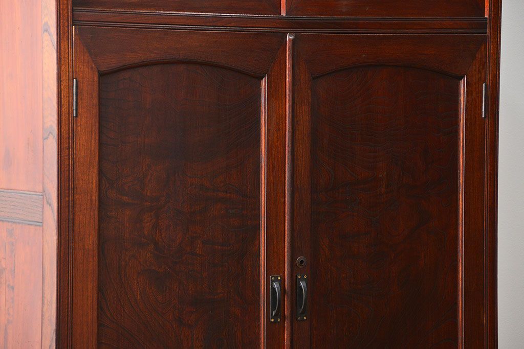 アンティーク家具　古民具・骨董 上質な前面欅材の漆塗り高級ワードローブ(洋服箪笥、洋服タンス)