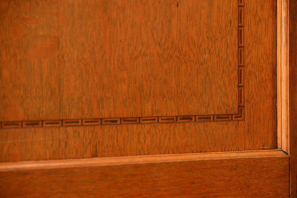 アンティーク家具　アンティーク デザインと象嵌の美しいナラ材ワードローブ(洋服箪笥、洋服タンス)