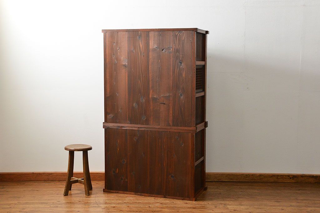 アンティーク家具　古民具・骨董 格子引き戸二段重ね茶箪笥(水屋箪笥、収納棚)