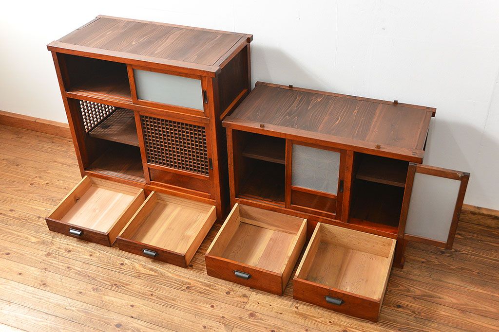 アンティーク家具　古民具・骨董 格子引き戸二段重ね茶箪笥(水屋箪笥、収納棚)