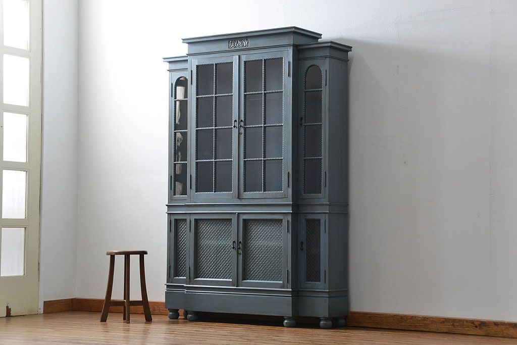 アンティーク家具　アンティークペイント仕上げ日本製古い洋館の上質なキャビネット(カップボード、飾り棚、食器棚)