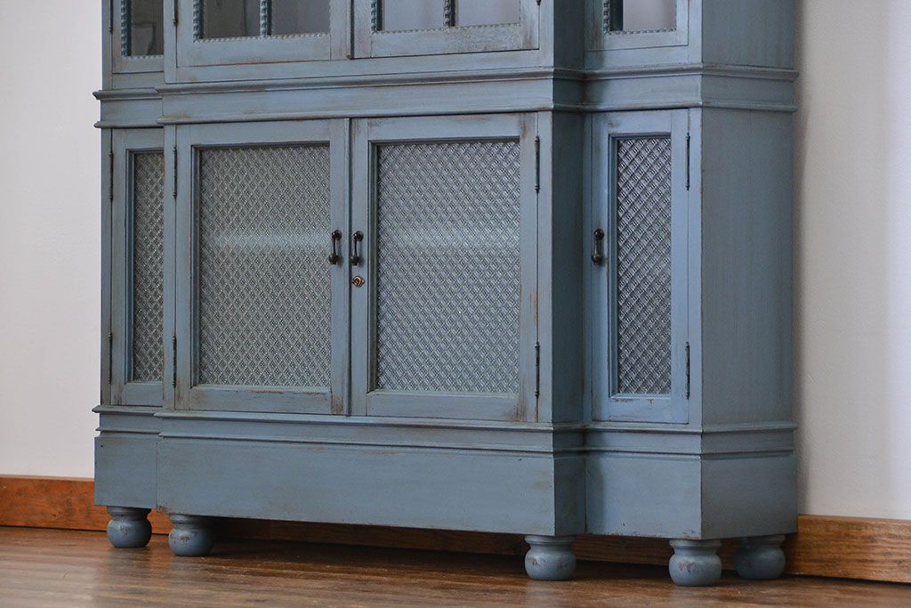 アンティーク家具　アンティークペイント仕上げ日本製古い洋館の上質なキャビネット(カップボード、飾り棚、食器棚)