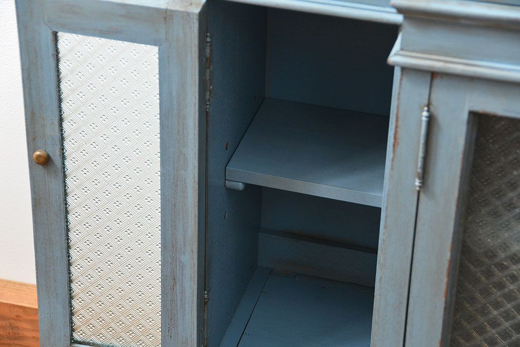 アンティーク家具　アンティークペイント仕上げ日本製古い洋館の上質なキャビネット(カップボード、飾り棚、食器棚)