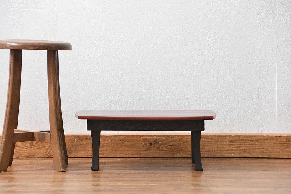 レトロ家具　古い木のレトロな朱塗り小さなちゃぶ台(テーブル、机)