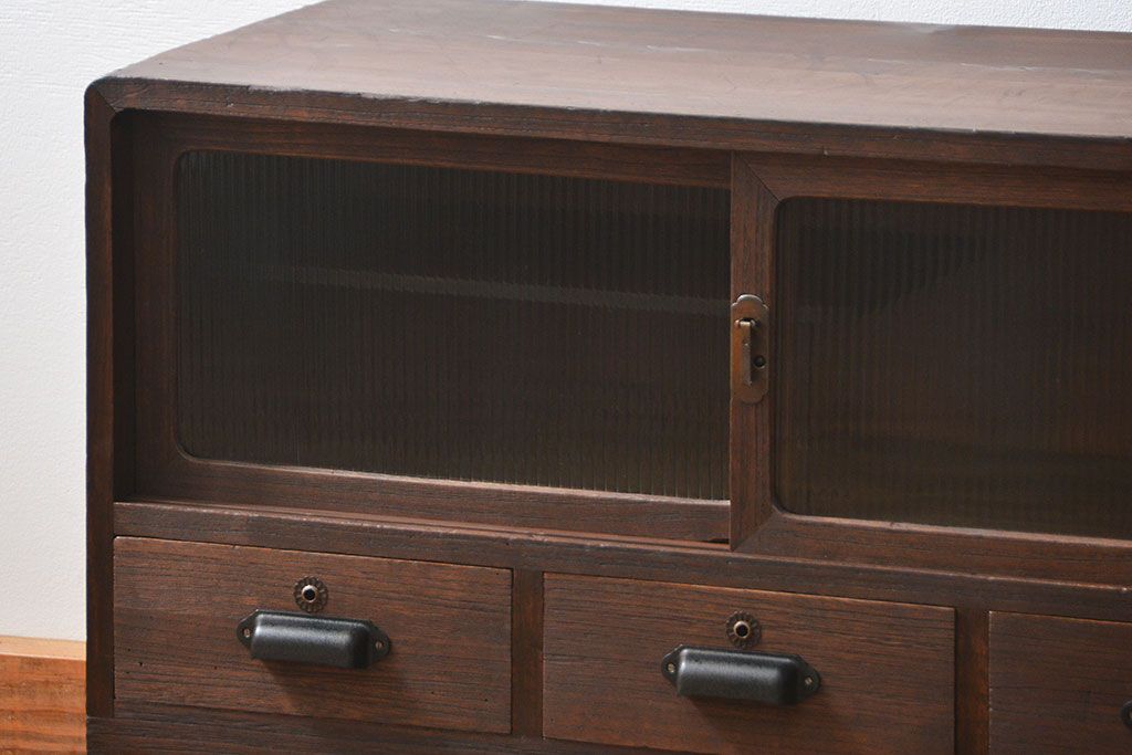 レトロ家具　アンティーク レトロなデザインの脚付きモールガラスローボード(テレビボード、収納棚)