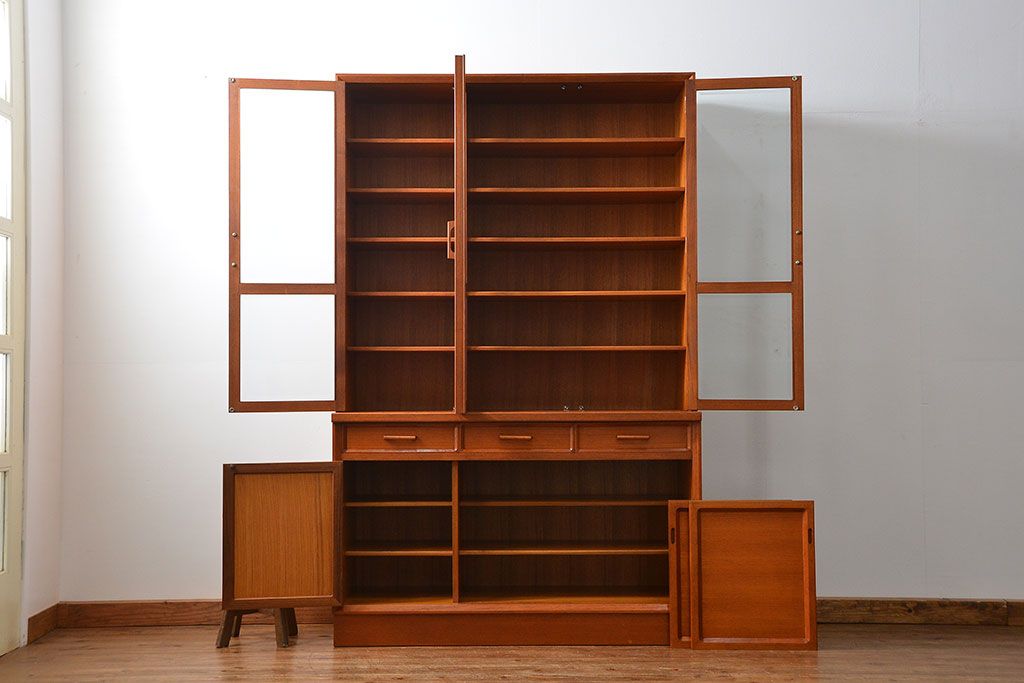 ヴィンテージ家具　1970年代　国産北欧デザインビンテージキャビネット(食器棚、収納棚、カップボード)