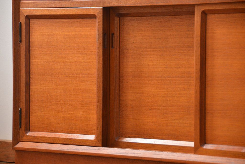 ヴィンテージ家具　1970年代　国産北欧デザインビンテージキャビネット(食器棚、収納棚、カップボード)