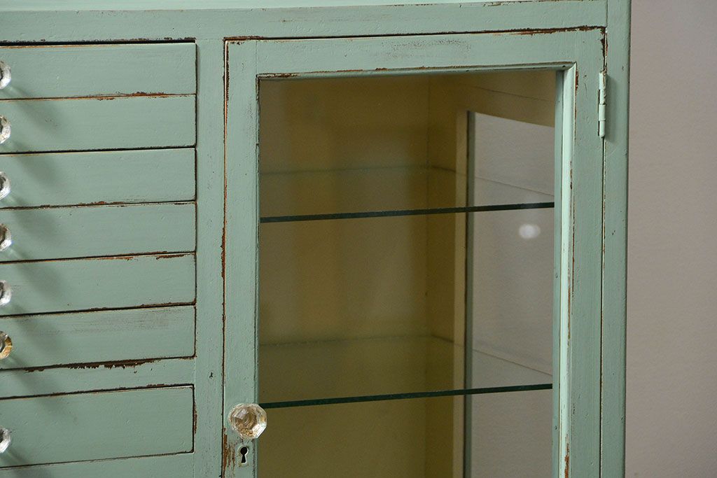 アンティーク家具　アンティークペイント ガラスの取っ手のデンタルキャビネット(デンタルケース、ケビント、ガラスケース)