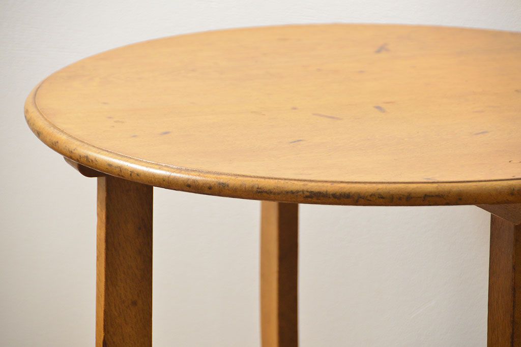 レトロ家具　アンティーク レトロなデザインのラウンドテーブル(丸テーブル、カフェテーブル、コーヒーテーブル、サイドテーブル、センターテーブル)