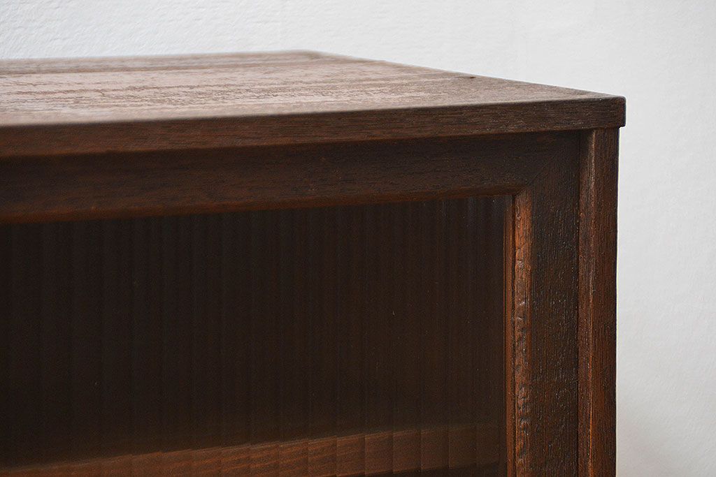 レトロ家具　昭和レトロ 古い木の小さなモールガラス収納棚(飾り棚)