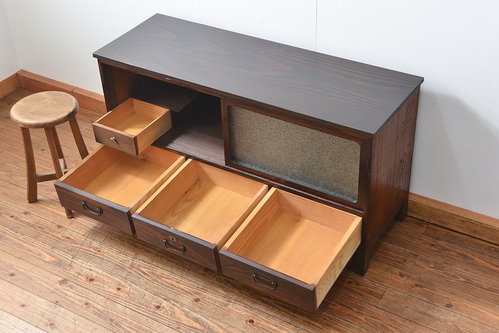 アンティーク家具　アンティーク シックなダイヤガラス　脚付きローボード(テレビ台、TVボード)