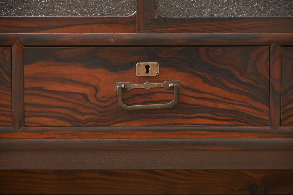 アンティーク家具　アンティーク シックなダイヤガラス　脚付きローボード(テレビ台、TVボード)