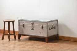 アンティーク家具　アンティーク センターテーブル仕様のジェラルミントランク