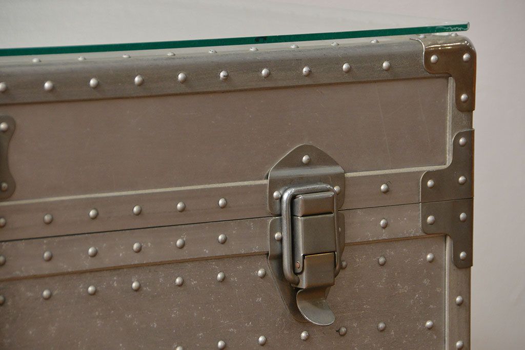 アンティーク家具　アンティーク センターテーブル仕様のジェラルミントランク