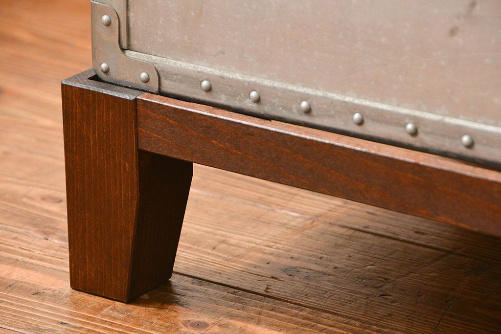 アンティーク家具　アンティーク センターテーブル仕様のジェラルミントランク