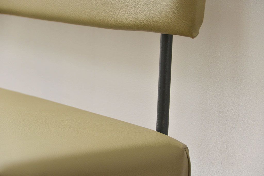 レトロ家具　昭和レトロ シンプルな鉄脚ベンチ(長椅子、長イス)