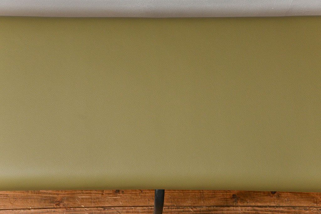 レトロ家具　昭和レトロ シンプルな鉄脚ベンチ(長椅子、長イス)